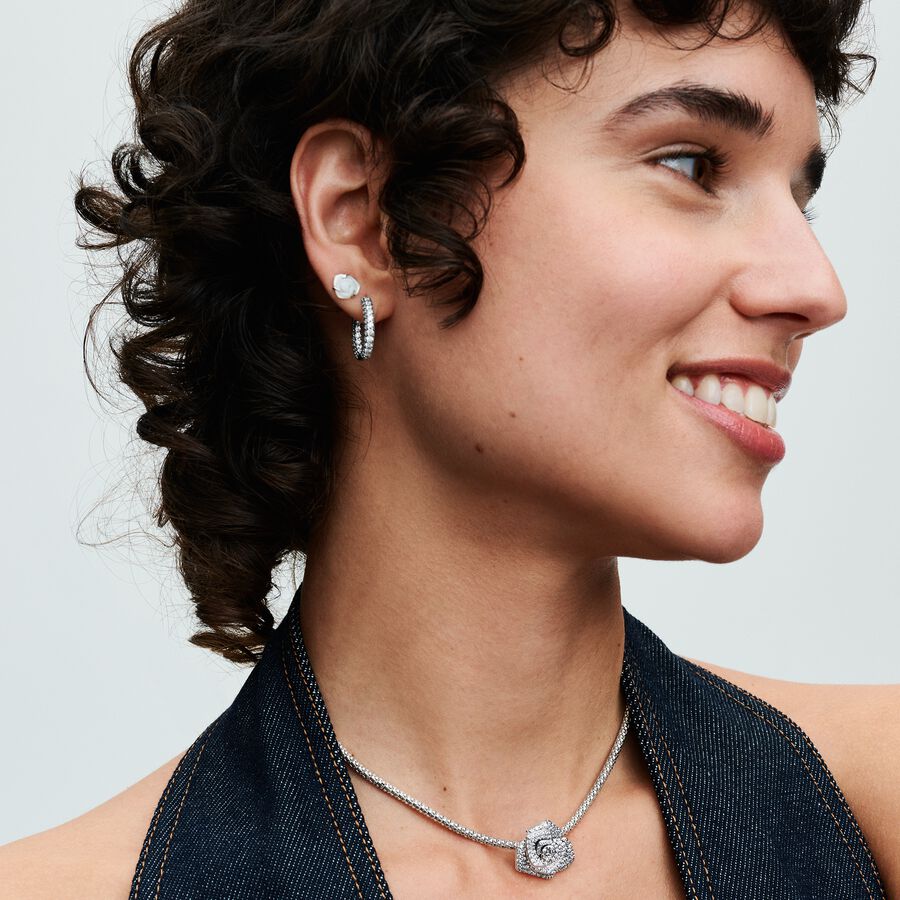 Brincos Stud Rosa Branca em Flor