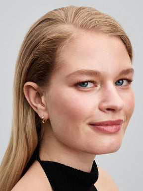 Brincos Huggie Torcidos Revestimento de ouro 14k