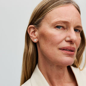 Brincos Stud Rosa Branca em Flor