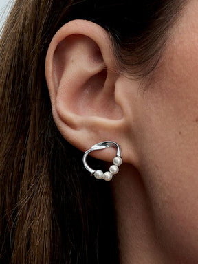 Brincos espigão círculo de forma orgânica e pérolas de cultura de água doce tratadas