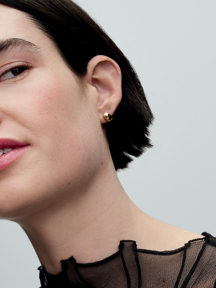 Brincos de espigão com design orgânico Revestimento de ouro 14k