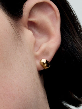 Brincos de espigão com design orgânico Revestimento de ouro 14k