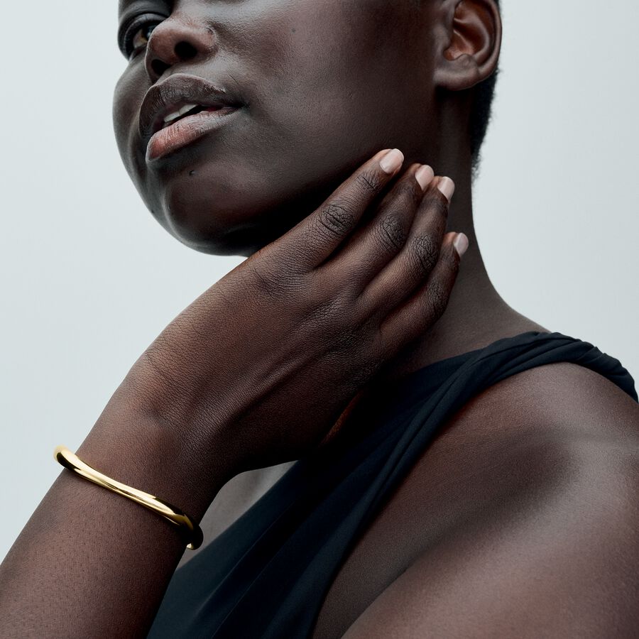 Pulseira aberta com design orgânico