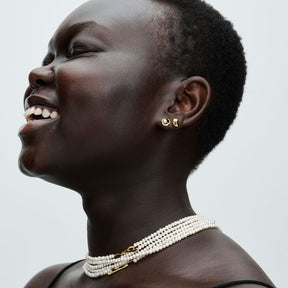 Brincos de espigão com design orgânico